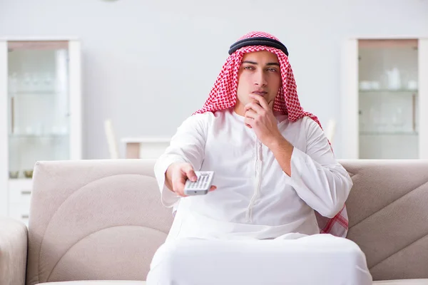 Arabe homme regarder la télévision à la maison — Photo