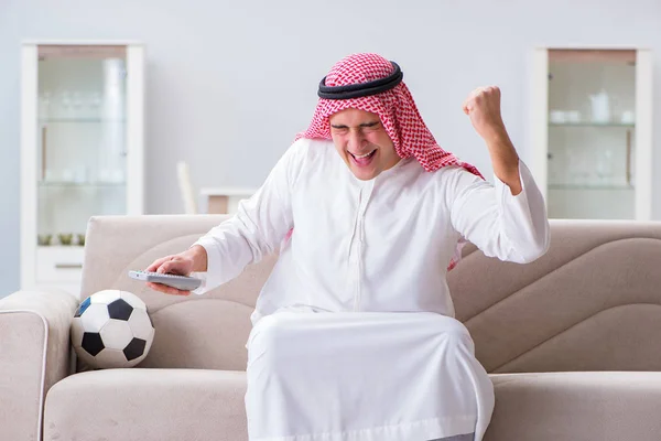 Arab muž sledující sportovní fotbal v televizi — Stock fotografie