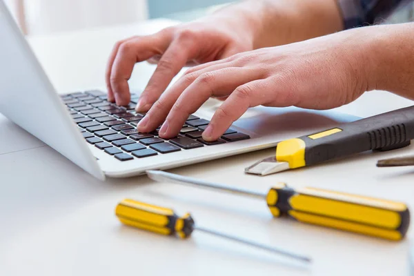 Computer repairman repairing computer laptop — Stock Photo, Image