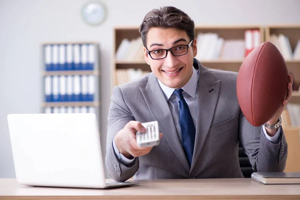 Empresario con fútbol americano en la oficina — Foto de Stock