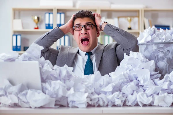 Бизнесмен в концепции переработки бумаги в офисе — стоковое фото