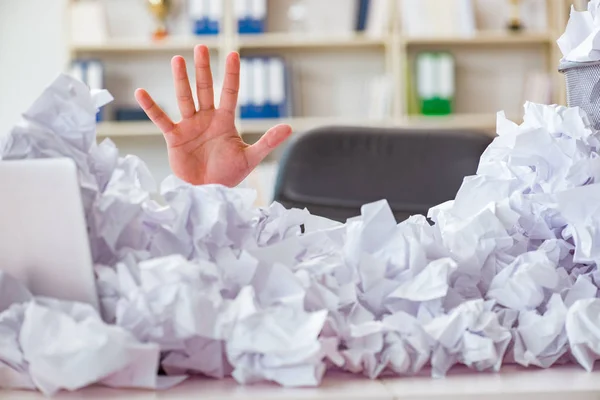 Επιχειρηματίας στην έννοια ανακύκλωσης χαρτιού στο γραφείο — Φωτογραφία Αρχείου