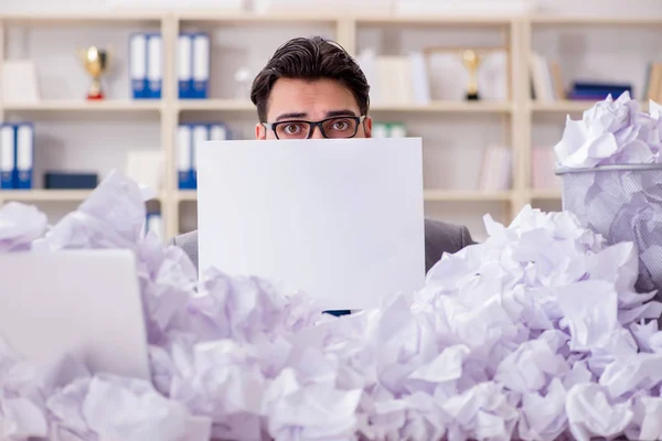 Unternehmer mit Papier-Recycling-Konzept im Amt — Stockfoto