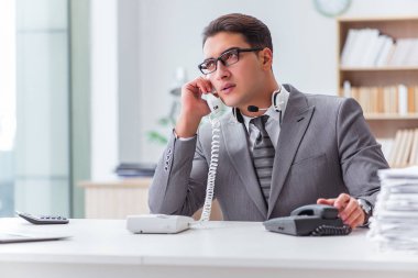 Çağrı merkezi operatörü telefonda konuşuyor.