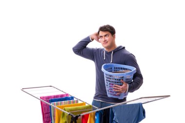 Çamaşır yıkayan koca beyaz tenli.