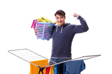 Çamaşır yıkayan koca beyaz tenli.