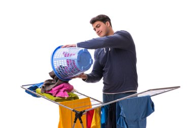 Çamaşır yıkayan koca beyaz tenli.