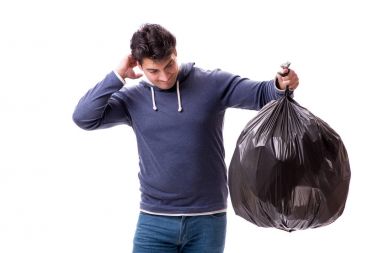 Çöp torbası olan adam beyazda izole edilmiş.