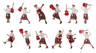 Gitar çalan İskoç beyaz üzerine izole edilmiş