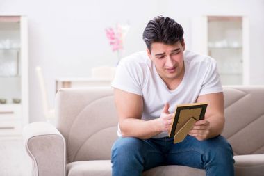 Üzgün Aziz Sevgililer Günü konsepti içinde genç bir adam