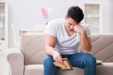 Üzgün Aziz Sevgililer Günü konsepti içinde genç bir adam