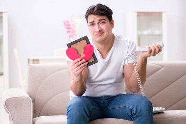 Üzgün Aziz Sevgililer Günü konsepti içinde genç bir adam