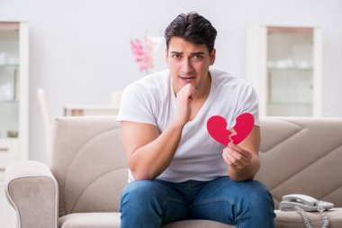 Üzgün Aziz Sevgililer Günü konsepti içinde genç bir adam