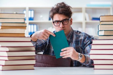 İnek öğrenci üniversite sınavlarına hazırlanıyor.