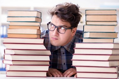 İnek öğrenci üniversite sınavlarına hazırlanıyor.