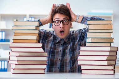 İnek öğrenci üniversite sınavlarına hazırlanıyor.