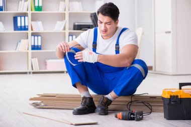 Zemin kaplamalarında çalışan genç bir işçi.