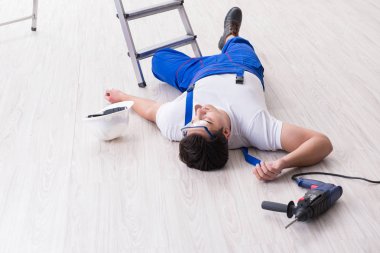 Yükseklikten düştükten sonra çalışan - güvensiz davranış