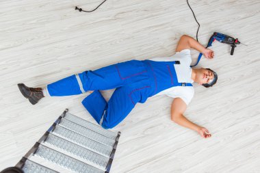 Yükseklikten düştükten sonra çalışan - güvensiz davranış