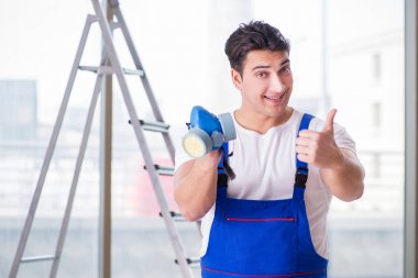 Koruyucu yüz gaz maskeli genç işçi