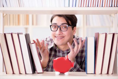 Pahalı ders kitapları konsepti içinde genç bir öğrenci