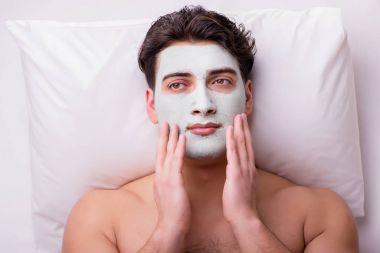 Kaplıca masaj konseptinde yakışıklı bir adam.