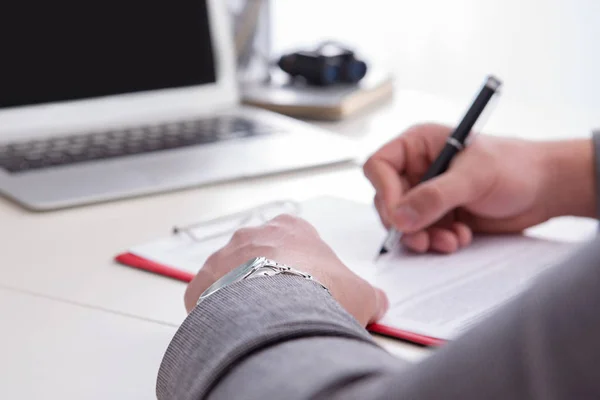 Zakenman die aantekeningen maakt tijdens de bijeenkomst — Stockfoto