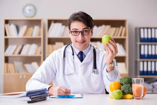 Médico en concepto de dieta con frutas y verduras —  Fotos de Stock