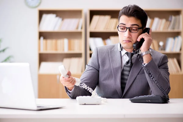 Operador de Helpdesk hablando por teléfono en la oficina — Foto de Stock