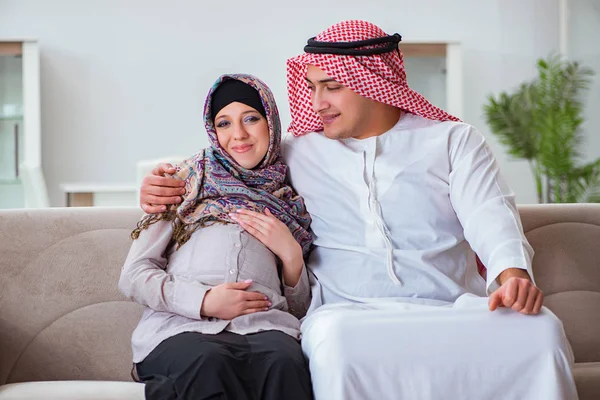 Ung arabisk muslimsk familj med gravid fru väntar barn — Stockfoto