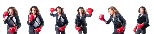Giovane donna con guantoni da boxe isolati su bianco — Foto Stock