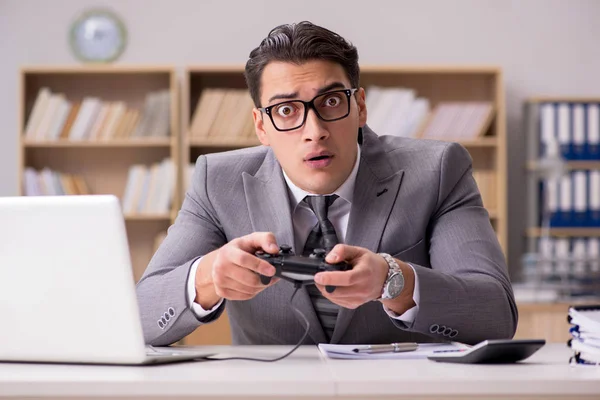 Empresário jogando jogos de computador no escritório de trabalho — Fotografia de Stock