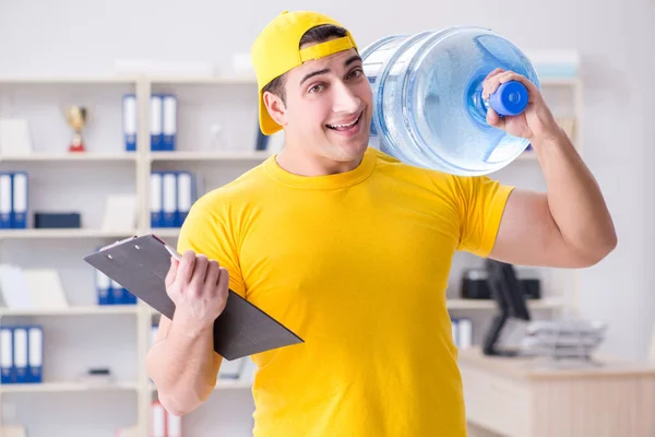 Man delivering water bottle to the office — Stock Photo, Image