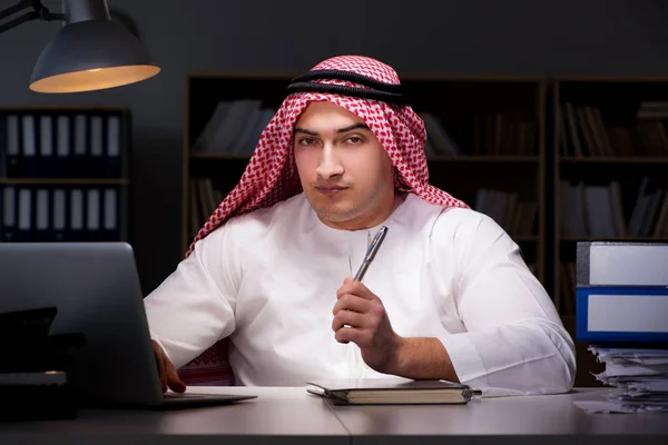 Arabische zakenman die laat in zijn ambt werkt — Stockfoto