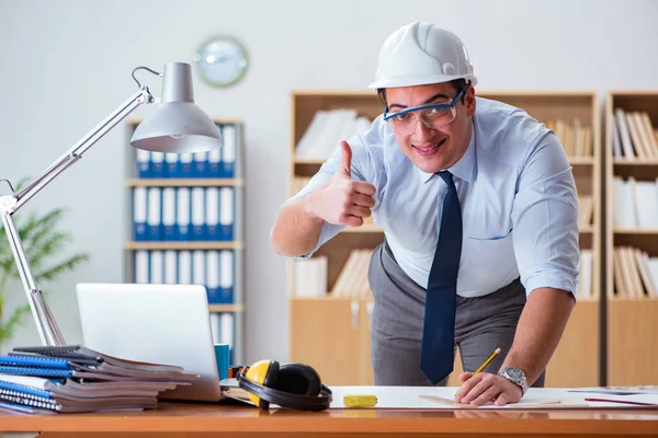 Supervisor de engenheiro trabalhando em desenhos no escritório — Fotografia de Stock