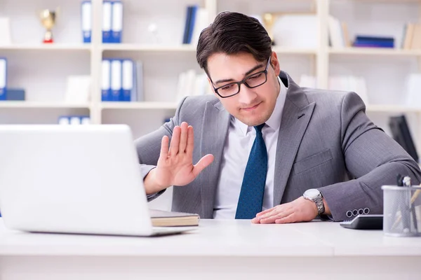 Zakenman drumt op kantoor — Stockfoto