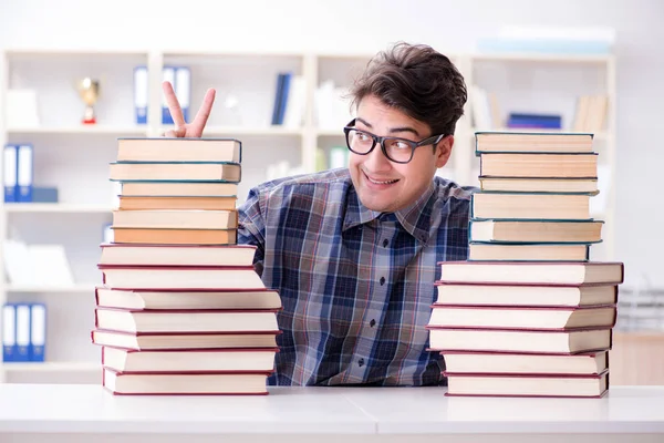 Nerd studente divertente preparazione per gli esami universitari — Foto Stock