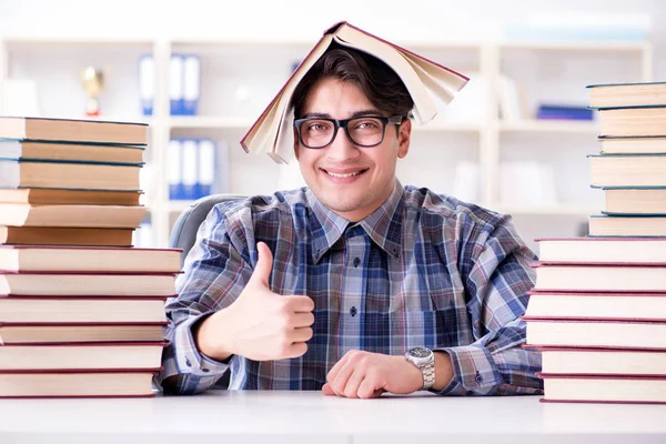 Nerd estudante engraçado se preparando para exames universitários — Fotografia de Stock