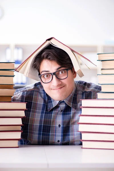 Nerd estudante engraçado se preparando para exames universitários — Fotografia de Stock