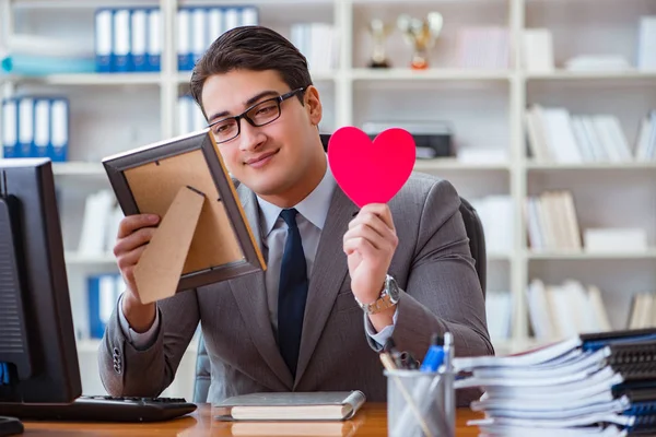 Üzletember érzi a szerelmet és a szeretetet az irodában — Stock Fotó