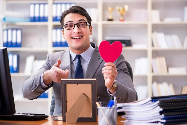 Бизнесмен чувствует любовь и любовь в офисе — стоковое фото