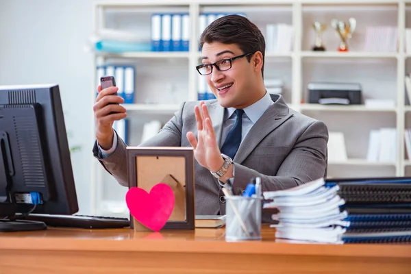 Uomo d'affari in San Valentino concetto in carica — Foto Stock