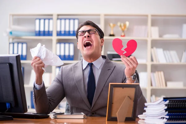 Empresario en San Valentín concepto en la oficina —  Fotos de Stock