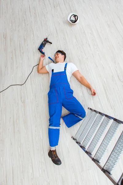 Trabajador después de caer desde la altura - comportamiento inseguro — Foto de Stock