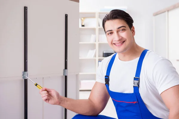 Concetto di riparazione e assemblaggio mobili — Foto Stock