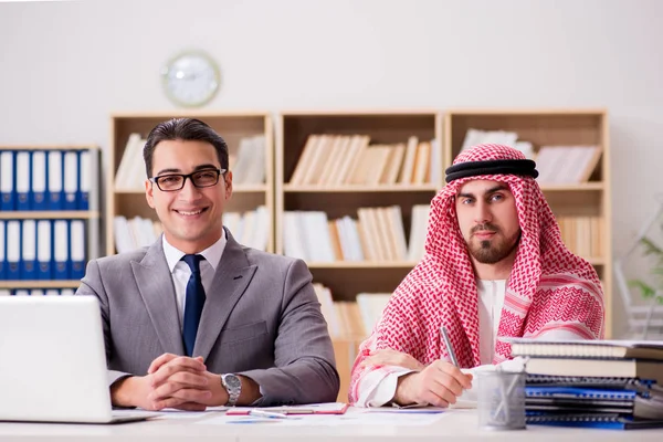 Diverso concetto di business con uomo d'affari arabo — Foto Stock