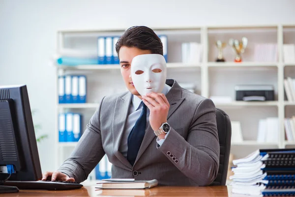 Geschäftsmann mit Maske im Amt Heuchelei-Konzept — Stockfoto