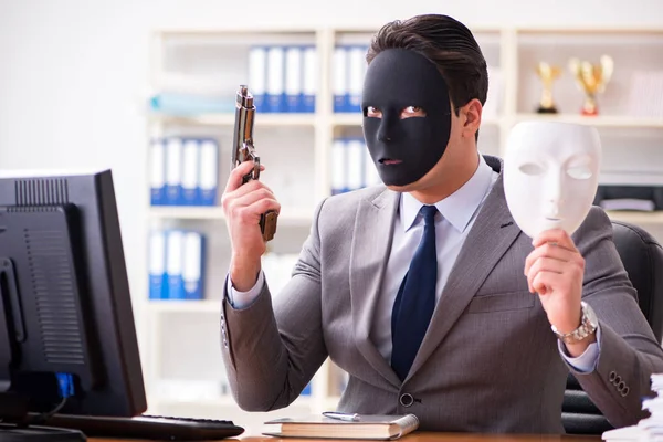 Geschäftsmann mit Maske im Amt Heuchelei-Konzept — Stockfoto