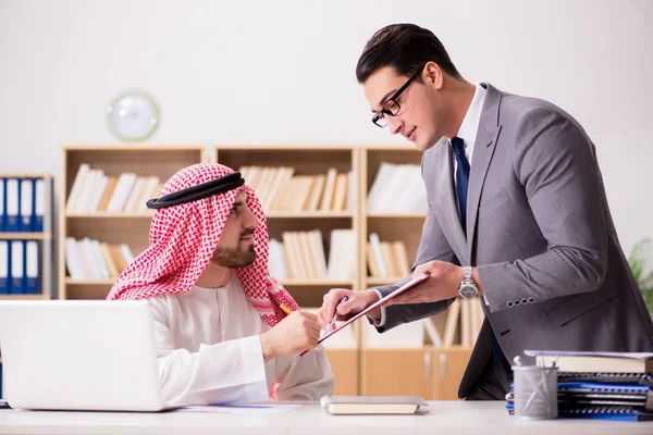 Diverso concetto di business con uomo d'affari arabo — Foto Stock