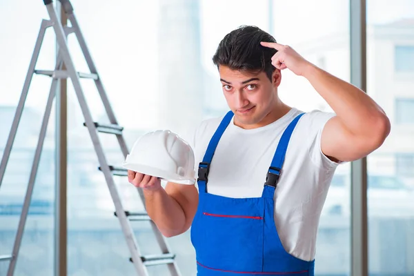 Giovane lavoratore con casco di sicurezza hardhat — Foto Stock